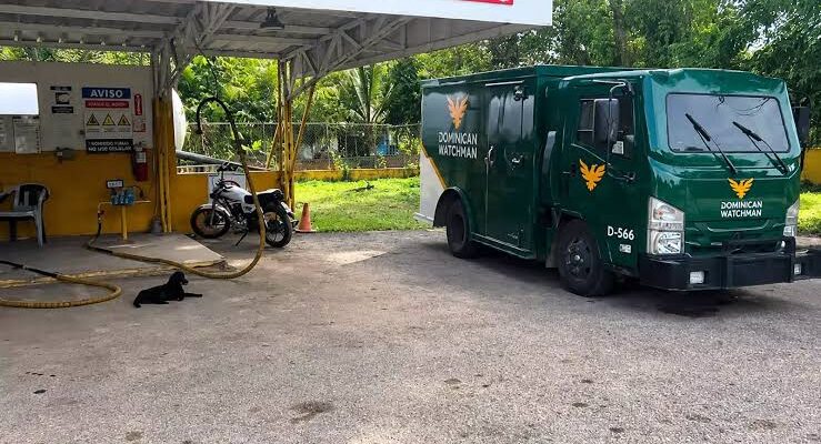 ¡De película! Asaltan estación Tropigas y camión de valores en Monte Plata