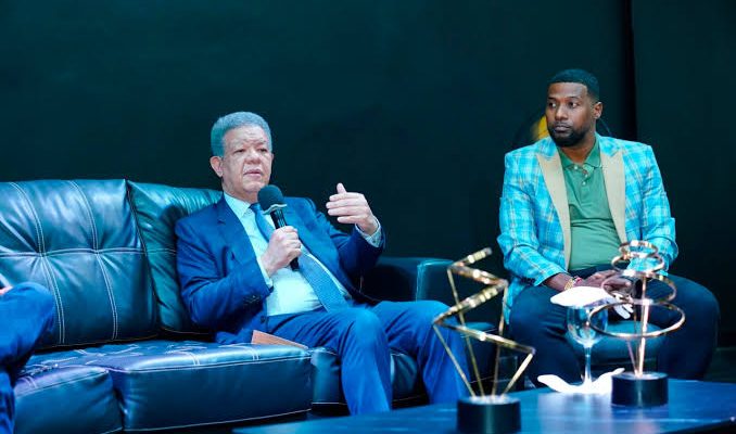 Leonel Fernández propone fortalecer la lectura y el pensamiento crítico ante el avance de la inteligencia artificial