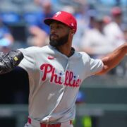 Cristopher Sánchez sufre complicada salida ante Kansas City y aumenta su efectividad