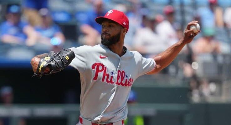 Cristopher Sánchez sufre complicada salida ante Kansas City y aumenta su efectividad