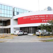 Restos de niña fallecida en presunto ataque de su madre permanecen en el Inacif
