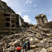 A un mes del terremoto en Venezuela, nuevas imágenes muestran la devastación que aún afecta a miles de familias que siguen esperando la reconstrucción.
