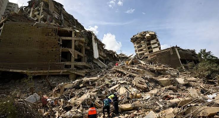 A un mes del terremoto en Venezuela, nuevas imágenes muestran la devastación que aún afecta a miles de familias que siguen esperando la reconstrucción.