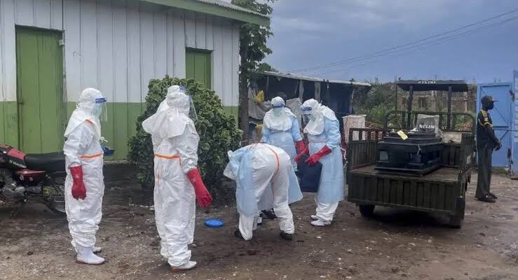 Sube la cifra de muertos por el brote de ébola en un país africano