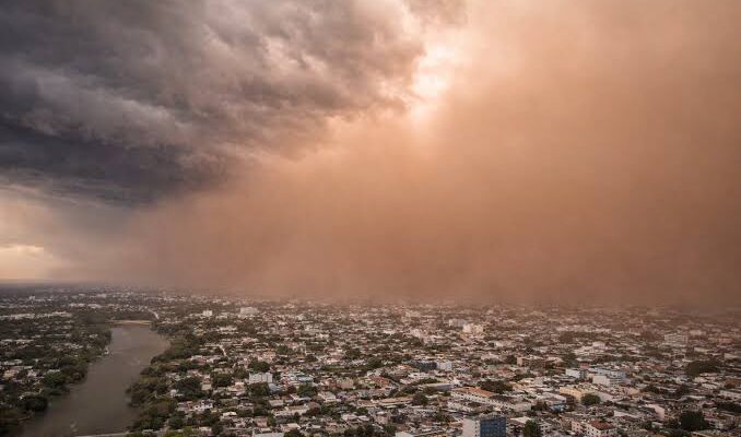 Santo Domingo estará bajo un ambiente caluroso, cielo grisáceo y chubascos aislados este martes