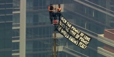 Lo que comenzó como una romántica propuesta de matrimonio en el Empire State Building terminó en un proceso judicial. La pareja enfrenta ocho cargos penales por presuntas violaciones a las normas durante el evento.