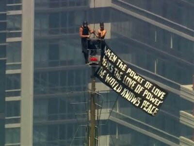 Lo que comenzó como una romántica propuesta de matrimonio en el Empire State Building terminó en un proceso judicial. La pareja enfrenta ocho cargos penales por presuntas violaciones a las normas durante el evento.