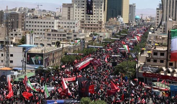 Multitudinario entierro de Alí Jameneí en Mashhad pone fin a una semana de homenajes en Irán