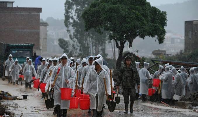 China mantiene alerta naranja por el tifón Bavi ante inminente impacto en su costa sureste