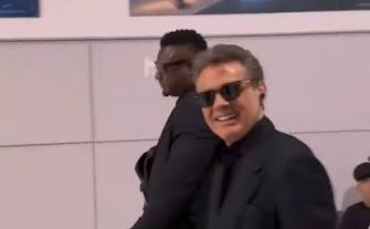 Captan a Luis Miguel en un aeropuerto internacional, visiblemente recuperado de salud