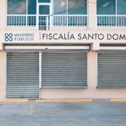 Trasladan a la Fiscalía de Santo Domingo Oeste a mujer acusada de la muerte de su hija de 10 años