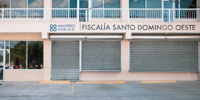 Trasladan a la Fiscalía de Santo Domingo Oeste a mujer acusada de la muerte de su hija de 10 años