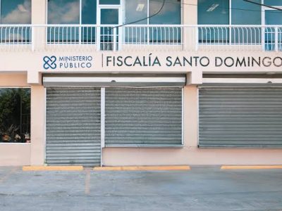 Trasladan a la Fiscalía de Santo Domingo Oeste a mujer acusada de la muerte de su hija de 10 años