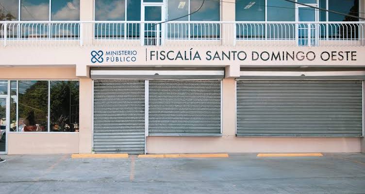 Trasladan a la Fiscalía de Santo Domingo Oeste a mujer acusada de la muerte de su hija de 10 años