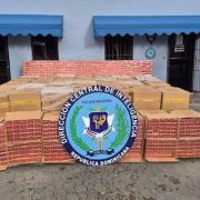 Policía incauta más de 1.5 millones de cigarrillos de contrabando ocultos en camión en Baní
