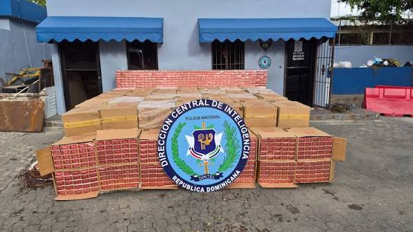 Policía incauta más de 1.5 millones de cigarrillos de contrabando ocultos en camión en Baní