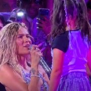 Niña sorprende a Karol G en pleno concierto con inesperada respuesta sobre su canción favorita