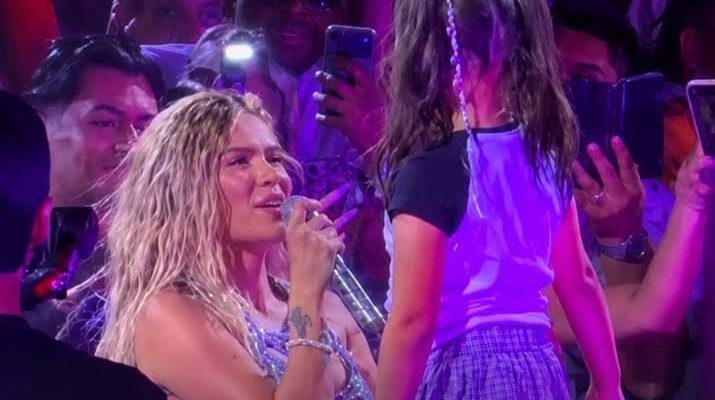 Niña sorprende a Karol G en pleno concierto con inesperada respuesta sobre su canción favorita