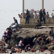 Miles de migrantes desbordan frontera entre Marruecos y Ceuta tras entrada masiva sin control