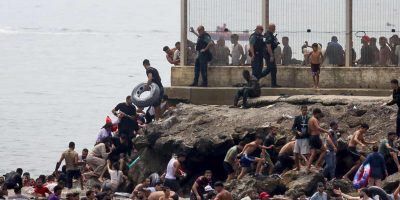 Miles de migrantes desbordan frontera entre Marruecos y Ceuta tras entrada masiva sin control