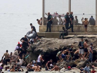 Miles de migrantes desbordan frontera entre Marruecos y Ceuta tras entrada masiva sin control