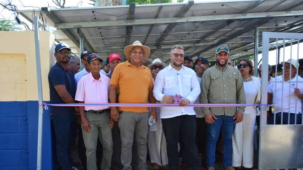 FEDA entrega sistema de energía solar a centro lechero de Montecristi para reducir costos de producción