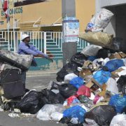 Desconocidos incendian contenedor de basura en Villa Liberación, Santo Domingo Este
