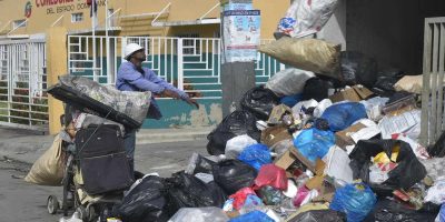 Desconocidos incendian contenedor de basura en Villa Liberación, Santo Domingo Este