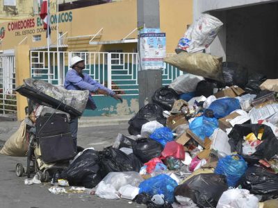 Desconocidos incendian contenedor de basura en Villa Liberación, Santo Domingo Este