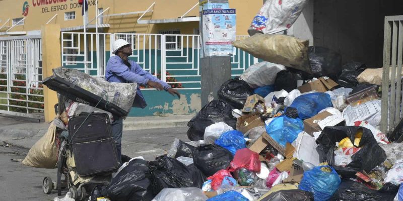 Desconocidos incendian contenedor de basura en Villa Liberación, Santo Domingo Este