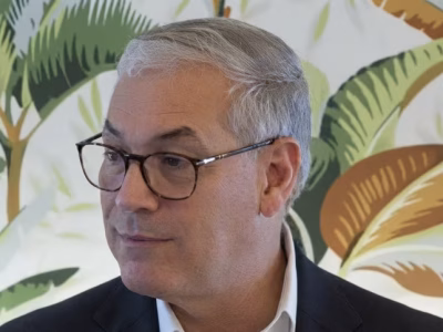 Gonzalo Castillo aseguró que no cree en los políticos que “hablan bonito” y explicó por qué no participaría en debates presidenciales, generando reacciones en el ámbito político dominicano.