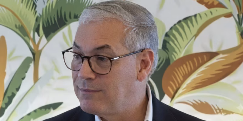 Gonzalo Castillo aseguró que no cree en los políticos que “hablan bonito” y explicó por qué no participaría en debates presidenciales, generando reacciones en el ámbito político dominicano.