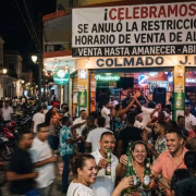 Ciudadanos debaten necesidad de una ley para regular horarios de venta de alcohol tras fallo del Tribunal Constitucional