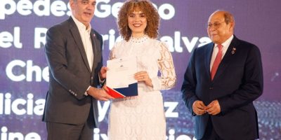 Luis Abinader entrega 1,500 becas internacionales a jóvenes dominicanos para estudiar en universidades extranjeras