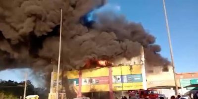 Reportan incendio en tienda L&R Comercial de la avenida Las Américas