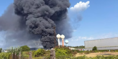 Incendio industrial en Francia obliga al confinamiento de 30,000 personas