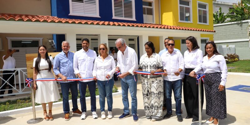 Presidente Luis Abinader y directora ejecutiva del INAIPI, Xiomara Guante, inauguran el CAIPI Canastica, en San Cristóbal