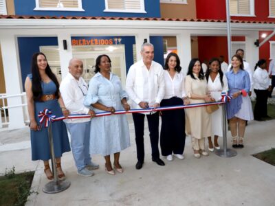 El presidente Luis Abinader y directora ejecutiva del Inaipi, Xiomara Guante, inauguran el CAIPI República de Colombia
