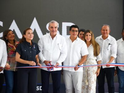 Abinader y Fellito entregan saneamiento cañada Los Girasoles; 40 familias reciben viviendas